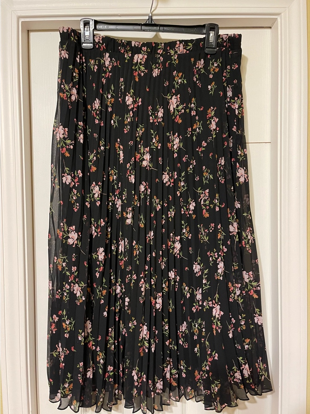 Vince Camuto Black Pleated Midi Skirt with Pink Floral Print